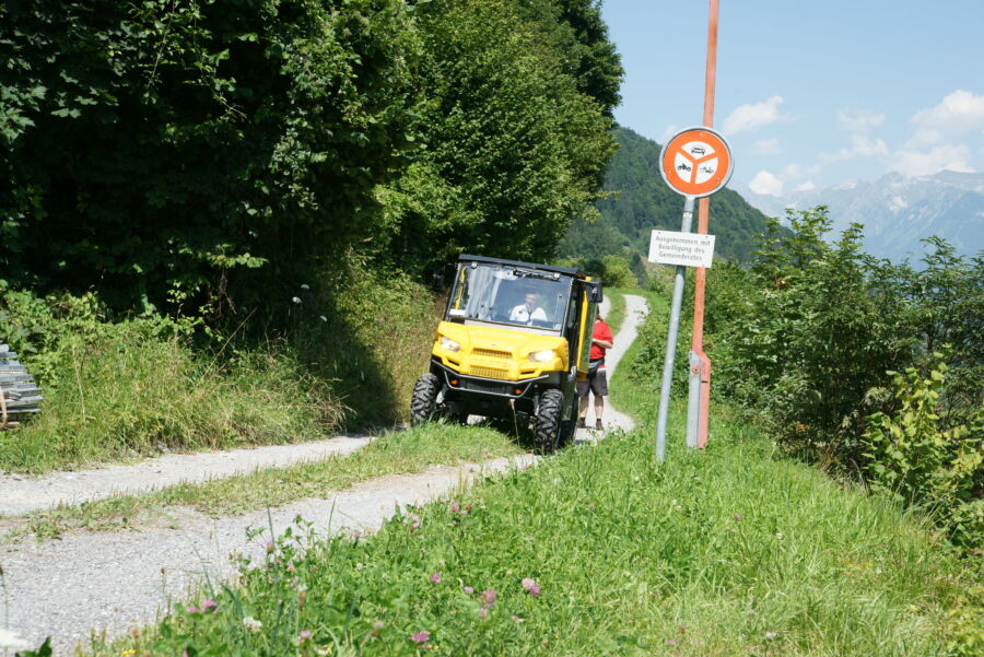 Das E-Fahrzeug der Post auf Naturstrasse in Braunwald