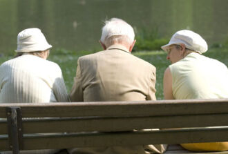 Rentner auf einer Sitzbank