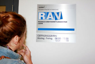 Schild zum Regionalen Arbeitsvermittlungszentrum RAV
