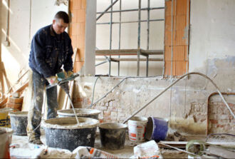 Bauarbeiter, der illegale Maurerarbeiten erledigt.