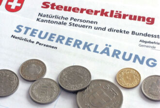 Bild einer Steuererklärung mit Münzen drauf