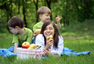 Mutter mit zwei Kinder beim Picknick
