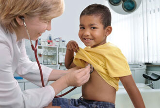 Bild eines Kindes bei einer Ärztin