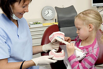 Bild eines Kindes bei einer Zahnärztin