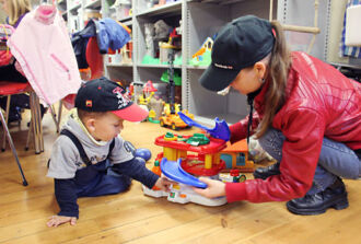 Zwei Kinder probieren in der Ludothek ein Spielzeug aus.