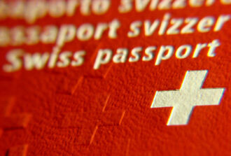 Bildausschnitt vom roten Schweizer Pass
