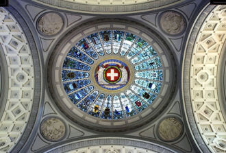 Bild des Kuppelgewölbes im Bundeshaus Bern mit allen Kantonen als Glasmalerei