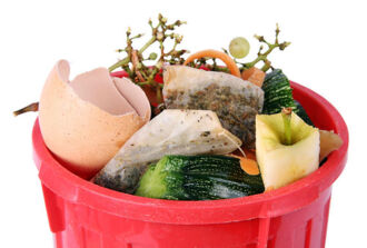 Ein Plastikkessel ist mit Lebensmittelabfällen gefüllt.