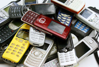 Ein Haufen von alten Handys zum Entsorgen.