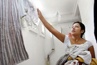 Bild einer Frau die Wäsche aufhängt