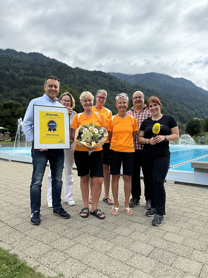 Gruppenfoto von Übergabe der Auszeichnung